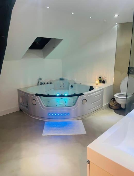 Stanislas Central & Jacuzzi Parking Nancy Bagian luar foto